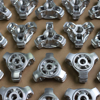 Kundengebundene CNC-Aluminiumteile mit Präzisionsbearbeitung und Drehenprozeß