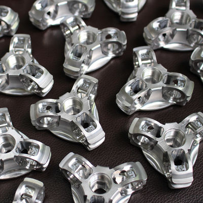 Hohe Präzision mahlte CNC-Aluminiumteile, die anodisierendes silbernes Oberflächenende sandstrahlen